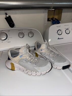 Women’s Nike metcon sneakers